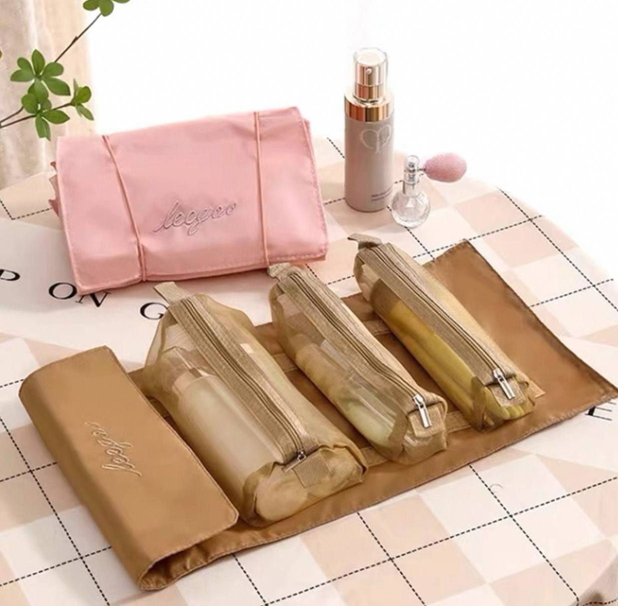 شنطة مكياج Roll-N-Go بتصميمها الجديد – عملية وأنيقة