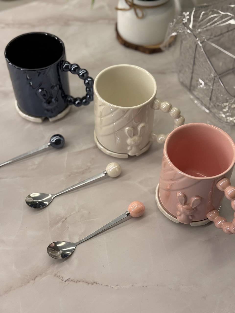 مج بورسلين حراري بغطاء ومعلقة – تصميم فاخر للاستخدام اليومي والهدايا