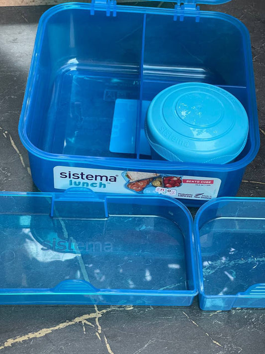 لانش بوكس Sistema بسعة 1.25 لتر – مع علبة صوص صغيرة