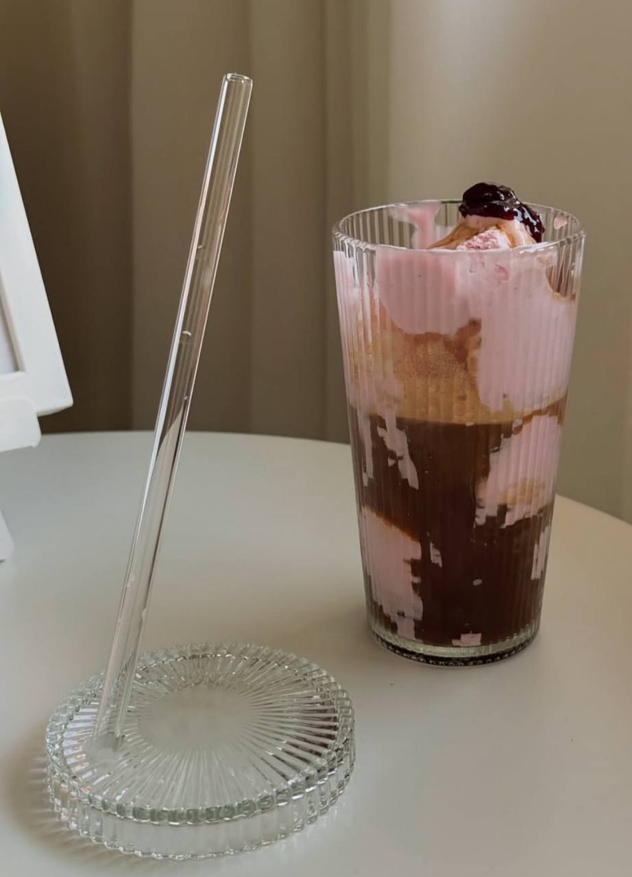 مج تريندي بغطاء وشاليموه زجاج – لمسة أناقة وعملية في كل مشروب