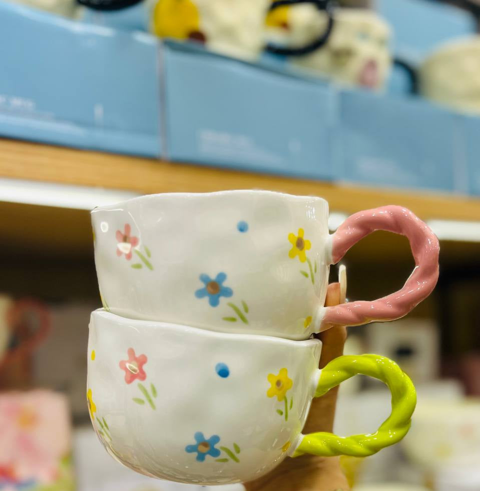 مج بورسلين بنقوش ورد ملونة – لمسة أنيقة ومبهجة لكل لحظة