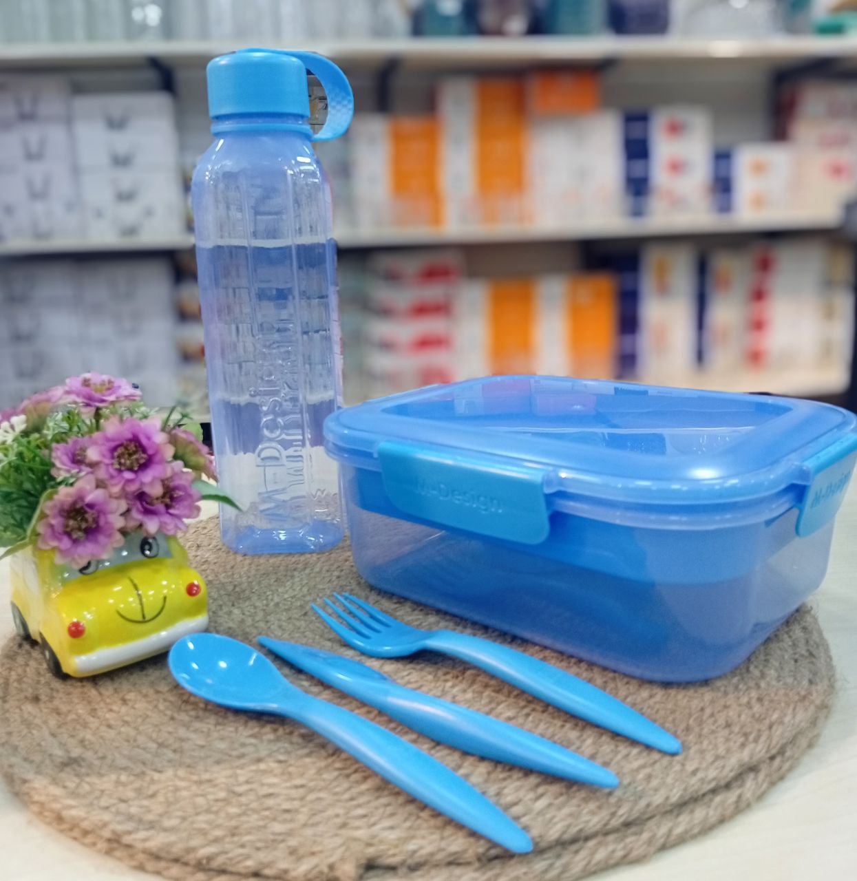 🥗💧 طقم لانش بوكس وزجاجة M Design – كل وجبتك ومشروبك في طقم واحد أنيق