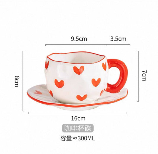 كوب بورسلين بتصميم قلوب رومانسية – مع طبق أنيق ولمسة دافئة لكل صباح