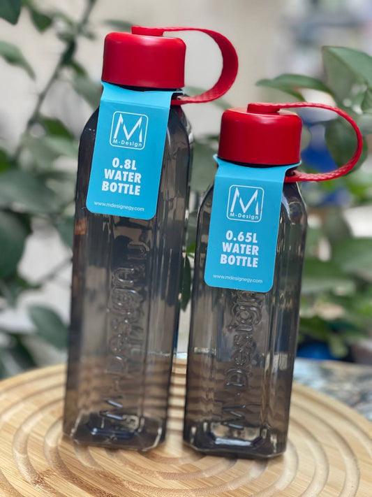 💧 زجاجة M Design المربعة بيور – مزيج الأناقة والعملية في زجاجة واحدة