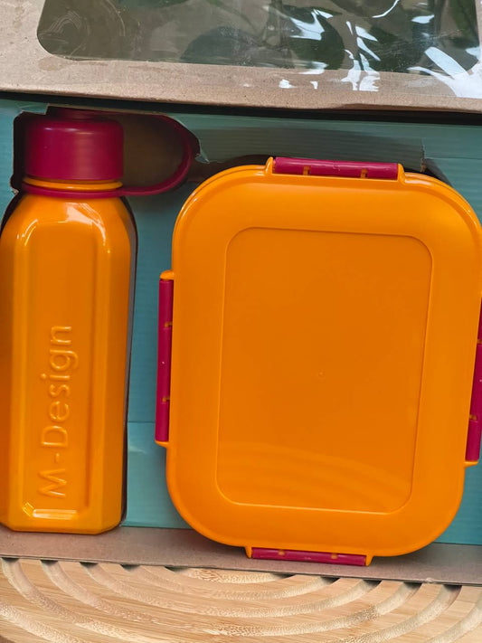 🥗💧 طقم لانش بوكس وزجاجة M Design – كل ما تحتاجه في مشوارك اليومي