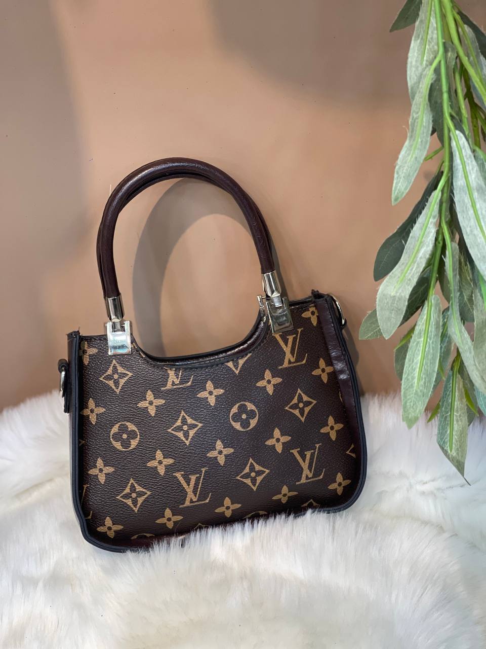 شنطة أنيقة بحجم 15×18 سم – اختيارك المثالي لمظهر عصري
