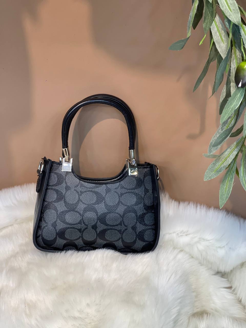 شنطة أنيقة بحجم 15×18 سم – اختيارك المثالي لمظهر عصري