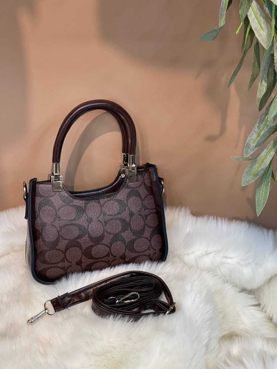 شنطة أنيقة بحجم 15×18 سم – اختيارك المثالي لمظهر عصري