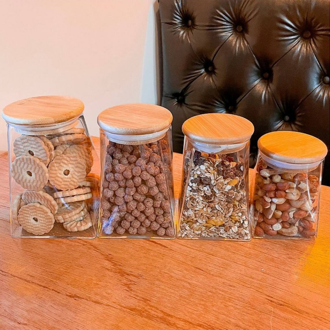 📦 علبة بقوليات زجاج شكل هرمي بغطاء خشب بامبو مدور