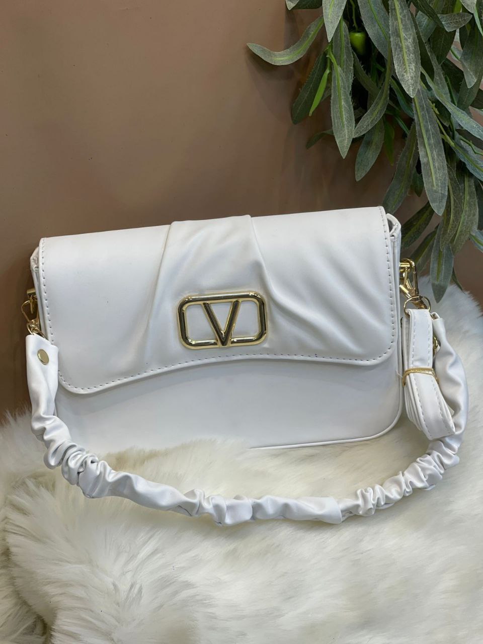 شنطة حريمي VALENTINO – لمسة فخامة في تصميم أنيق ومميز