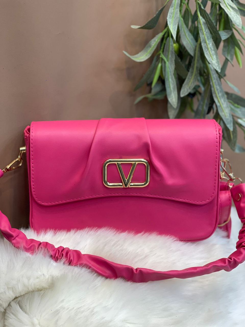 شنطة حريمي VALENTINO – لمسة فخامة في تصميم أنيق ومميز