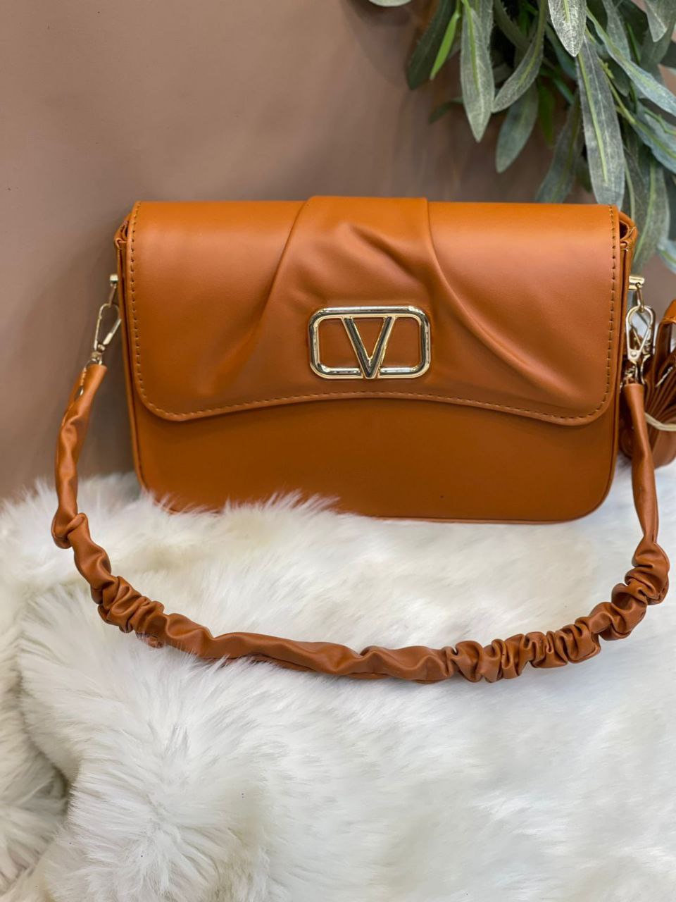 شنطة حريمي VALENTINO – لمسة فخامة في تصميم أنيق ومميز