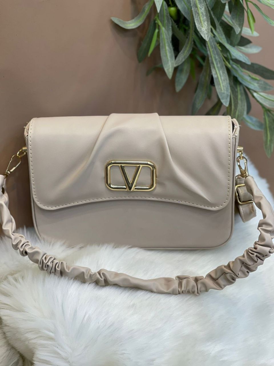 شنطة حريمي VALENTINO – لمسة فخامة في تصميم أنيق ومميز