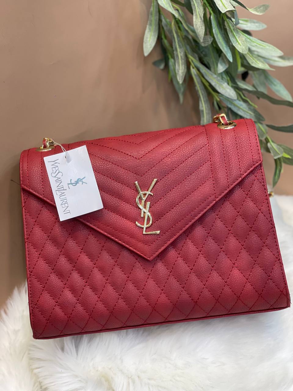 شنطة YSL حريمي – حجم كبير وأناقة لا غنى عنها