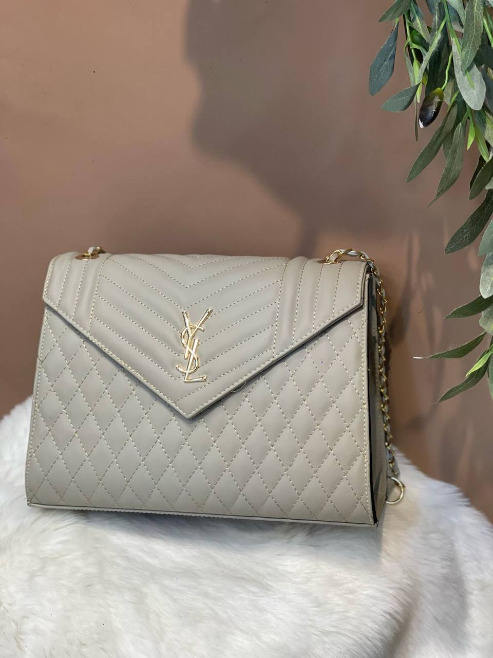 شنطة YSL حريمي – حجم كبير وأناقة لا غنى عنها