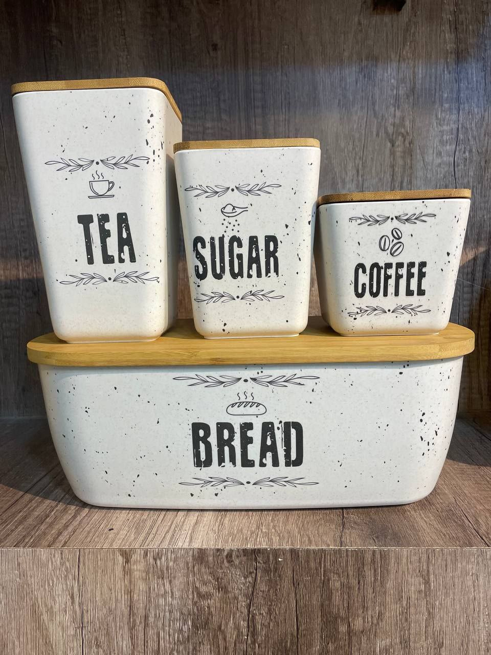 طقم كوفي + عياشة بامبو – بغطاء خشب شيك جداً | 3 برطمانات بأحجام مختلفة + عياشة تقديم 🪵☕