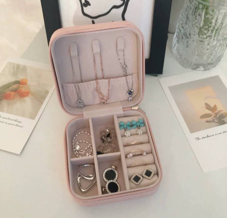 منظم إكسسوارات ميني – جلد أنيق وسهل الحمل | مثالي للسفر والتنظيم اليومي 💍👜