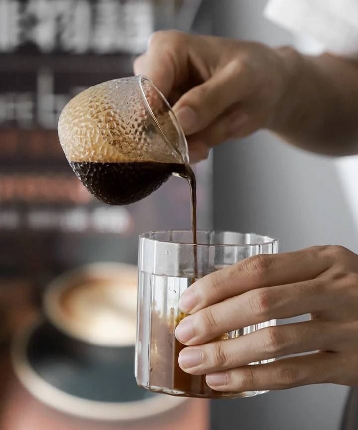 🔥 كنكة / صوصيرة بايركس حراري – تصميم منقرش بيد خشب بامبو ☕🍯