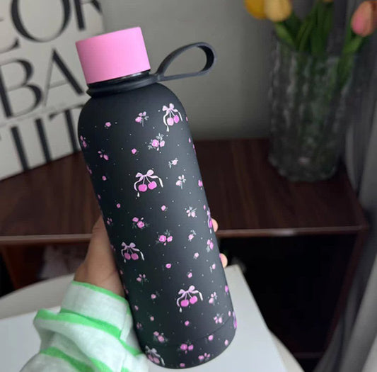 زجاجة الترمس الحراري "شكل كرز 🍒" – الشكل الأجمل على الإطلاق!