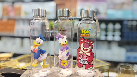 زجاجة مياه أكريليك ديزني 900 مل – تصميم جذاب وغطاء محكم لمنع التسرب