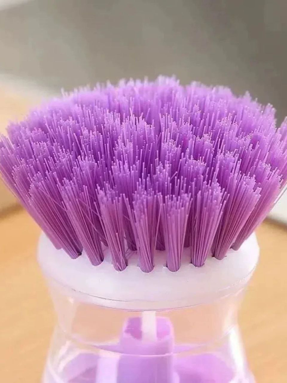 فرشة مواعين بخزان صابون – ناعمة وآمنة على التيفال | صغيرة وعملية جدًا 🧽❤️