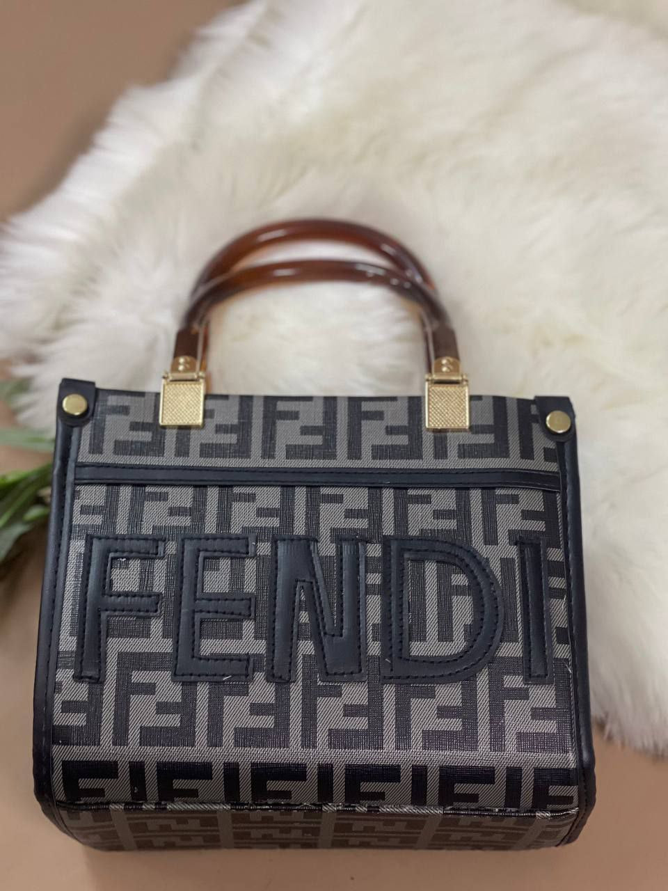 شنطة FENDI صغيرة الحجم 19×23 سم – تصميم فاخر وأنيق يناسب كل المناسبات