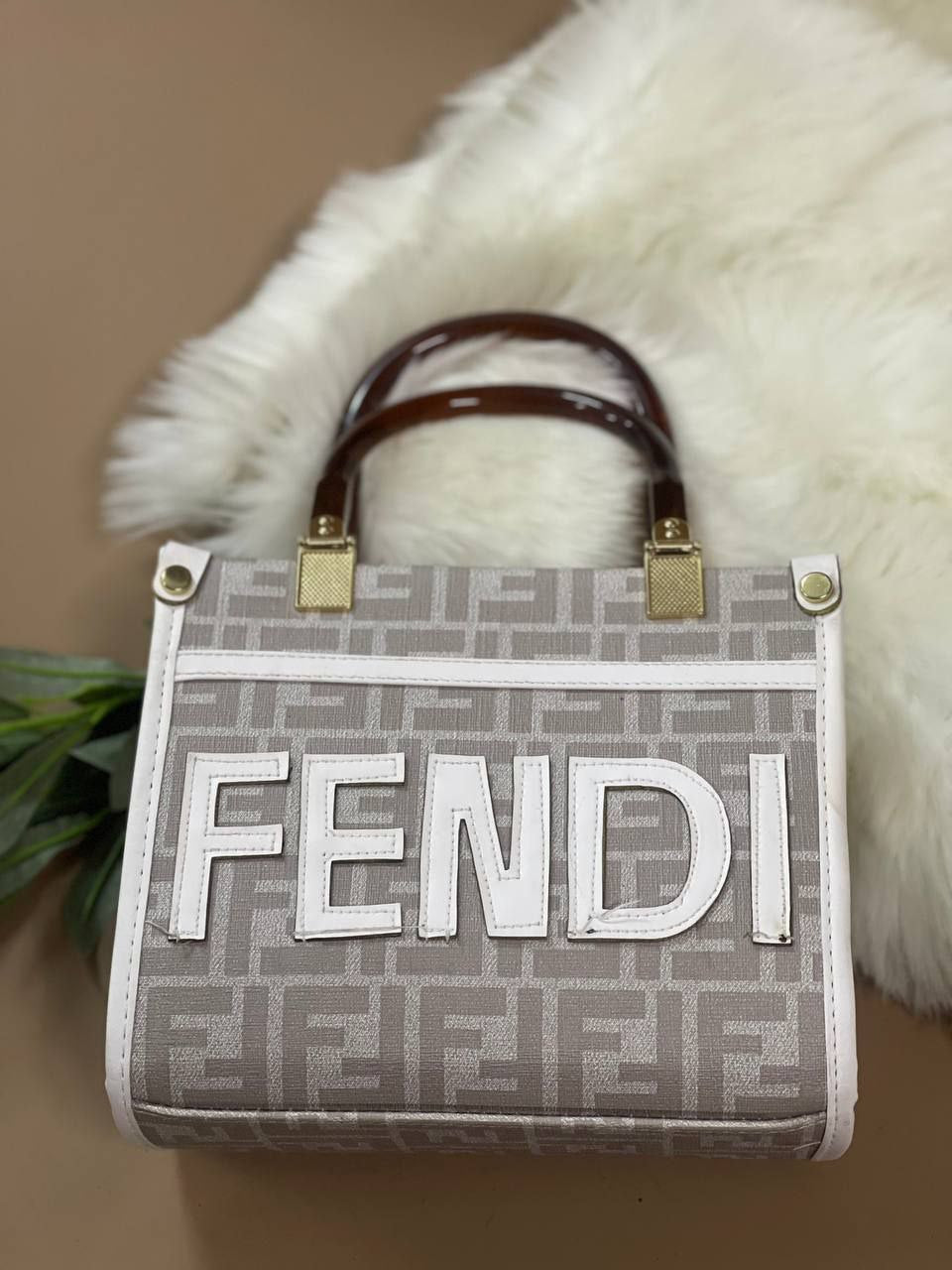 شنطة FENDI صغيرة الحجم 19×23 سم – تصميم فاخر وأنيق يناسب كل المناسبات