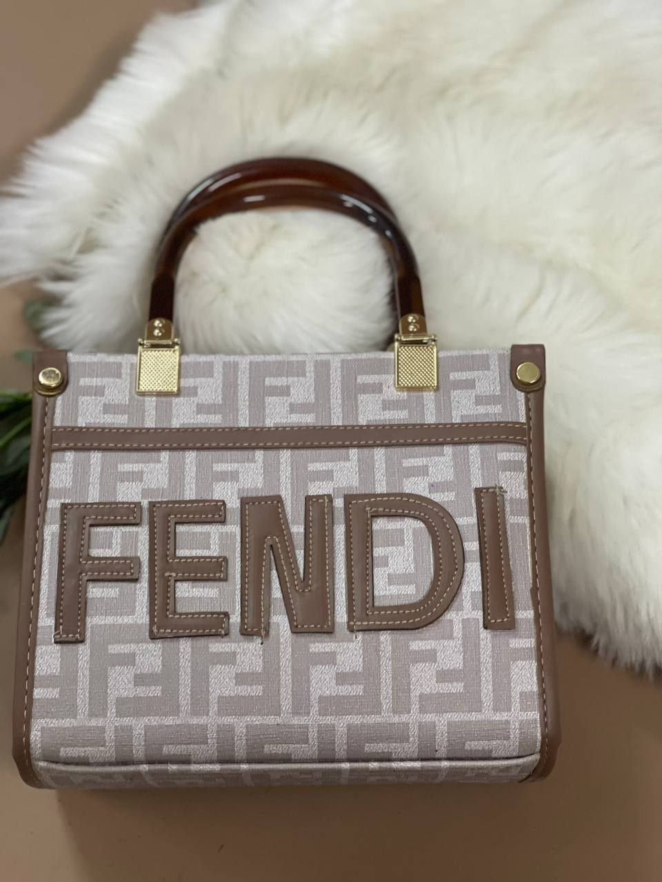 شنطة FENDI صغيرة الحجم 19×23 سم – تصميم فاخر وأنيق يناسب كل المناسبات