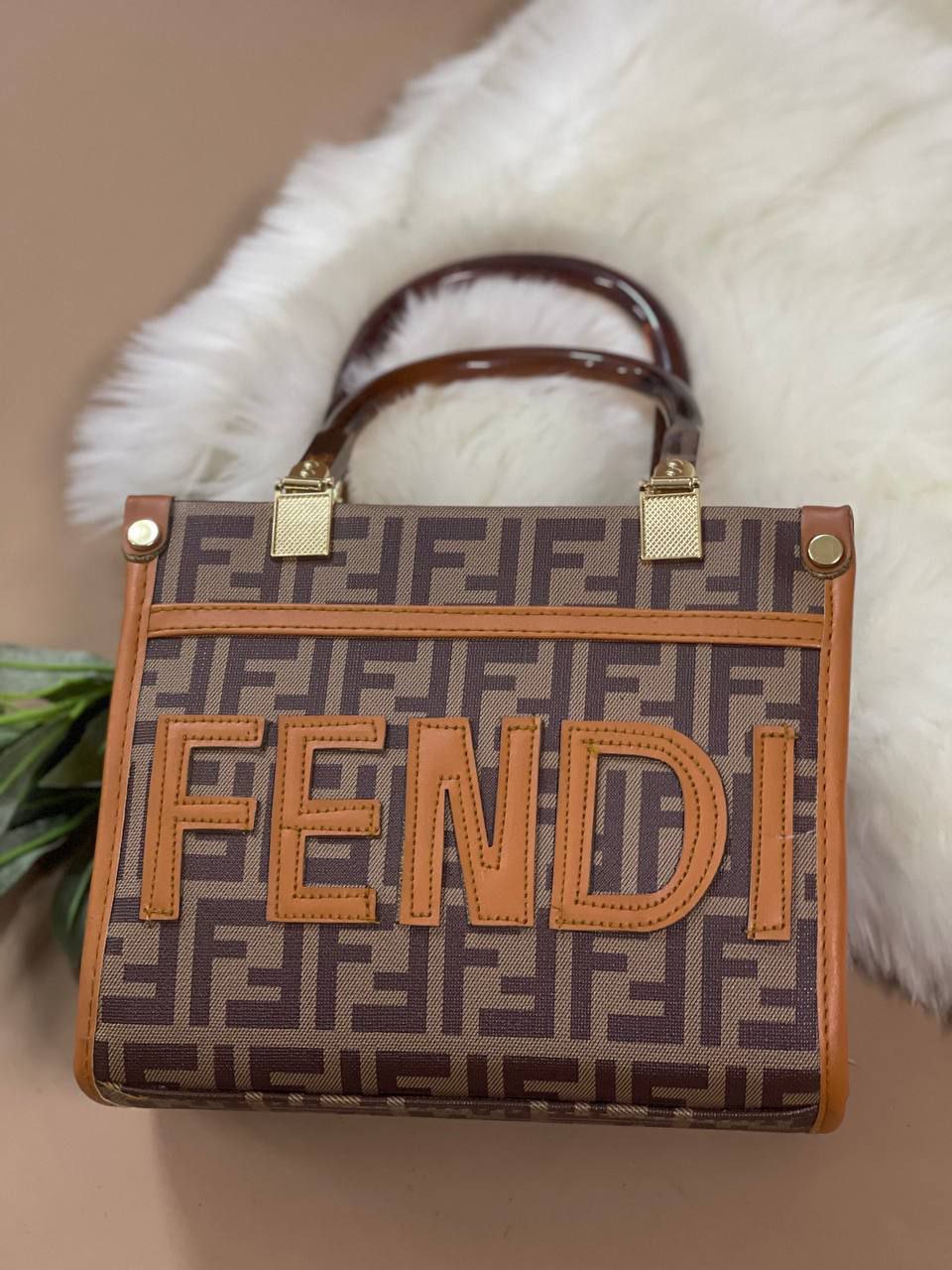 شنطة FENDI صغيرة الحجم 19×23 سم – تصميم فاخر وأنيق يناسب كل المناسبات