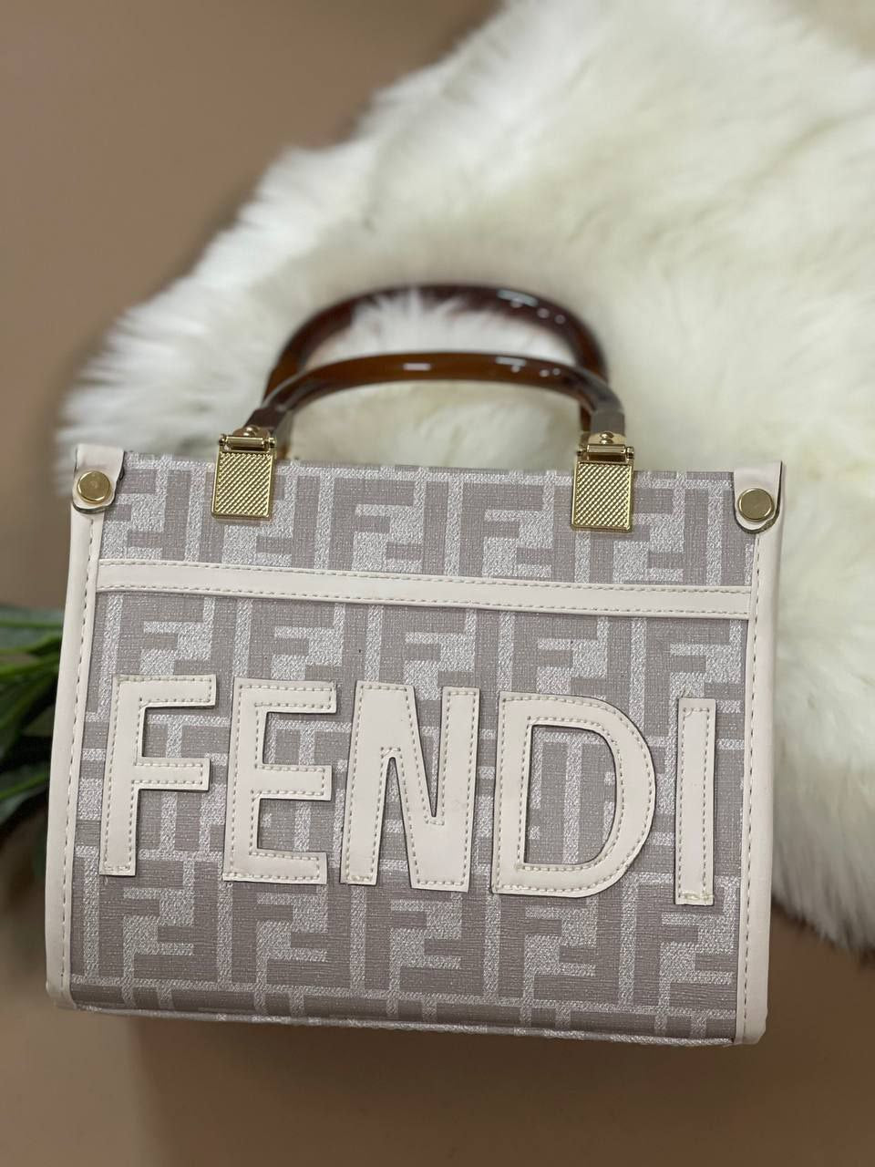 شنطة FENDI صغيرة الحجم 19×23 سم – تصميم فاخر وأنيق يناسب كل المناسبات