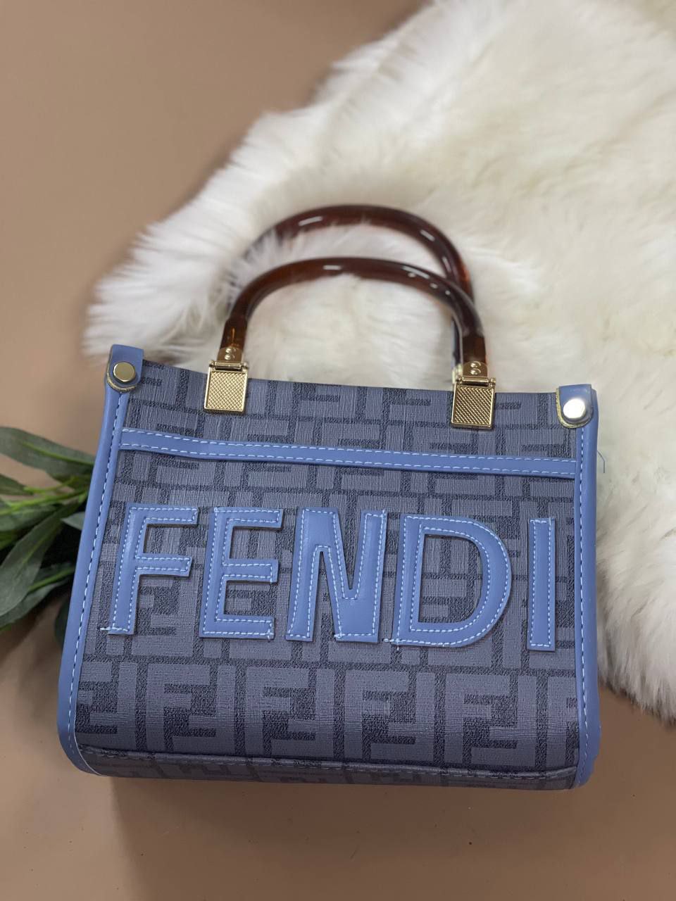 شنطة FENDI صغيرة الحجم 19×23 سم – تصميم فاخر وأنيق يناسب كل المناسبات