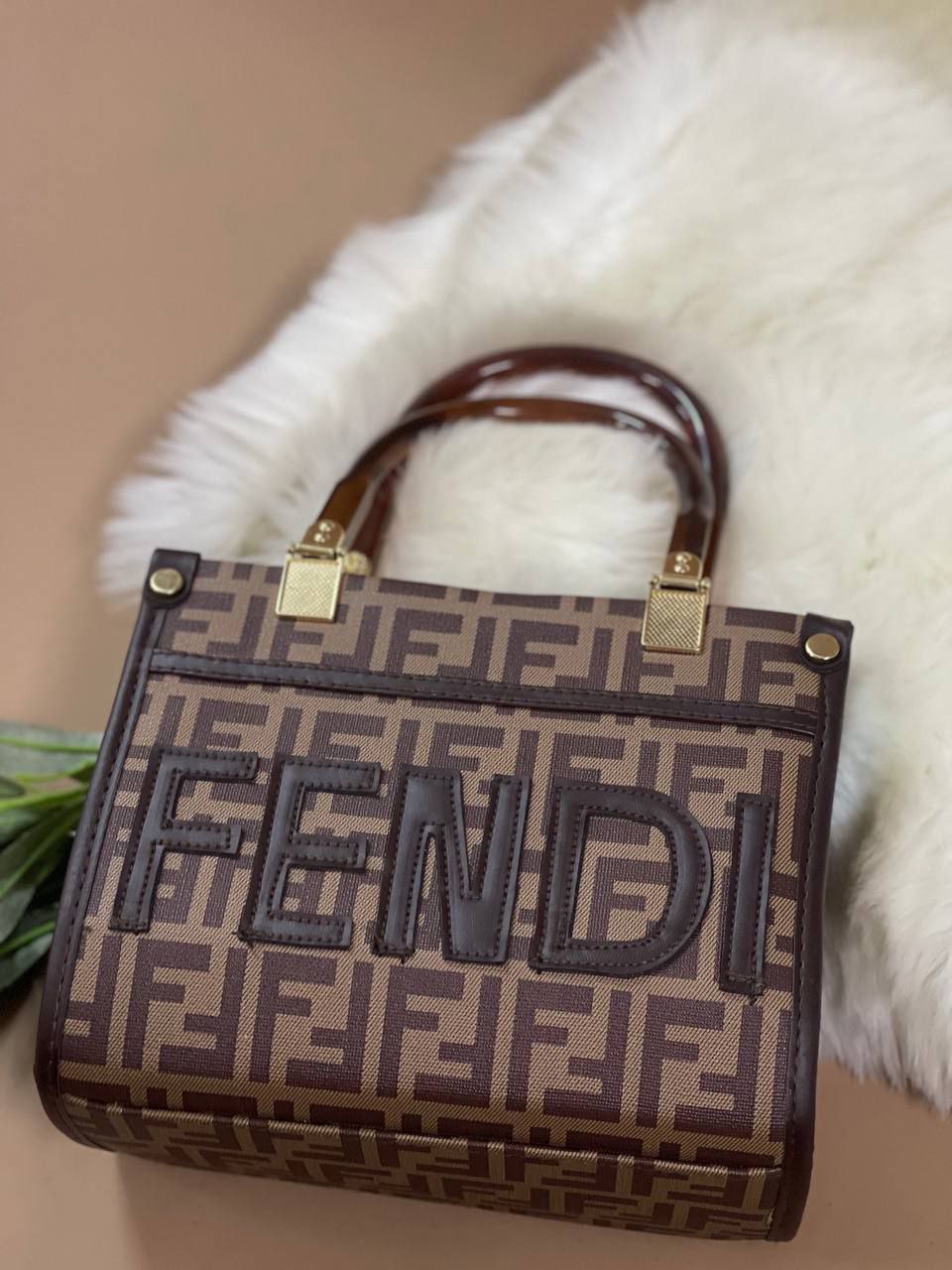 شنطة FENDI صغيرة الحجم 19×23 سم – تصميم فاخر وأنيق يناسب كل المناسبات