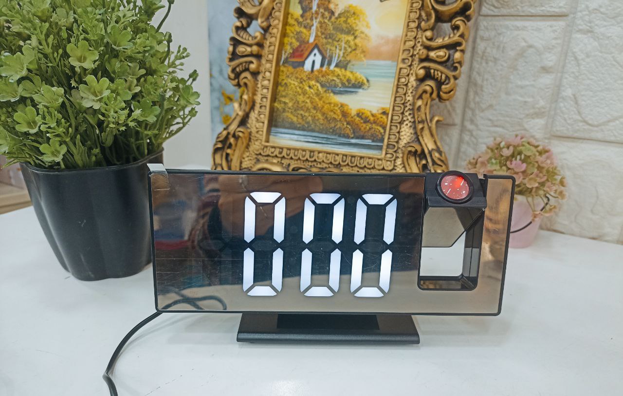 منبه ديجيتال بشاشة مرايا وبروجيكتور – تصميم عصري ووظائف ذكية في جهاز واحد