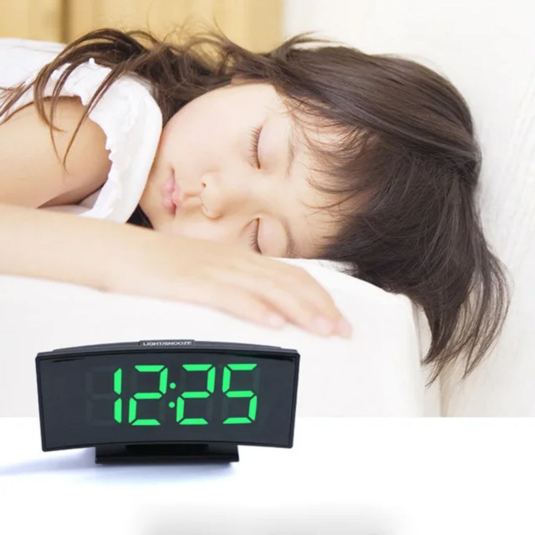 منبه ديجيتال بشاشة LCD – تصميم ذكي يحافظ على وقتك وأناقة مكانك