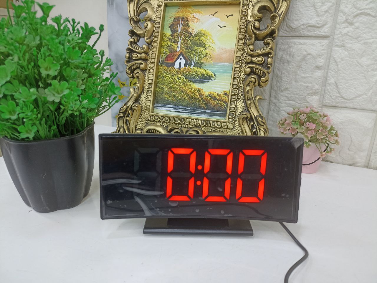 منبه ديجيتال بشاشة LCD – تصميم ذكي يحافظ على وقتك وأناقة مكانك