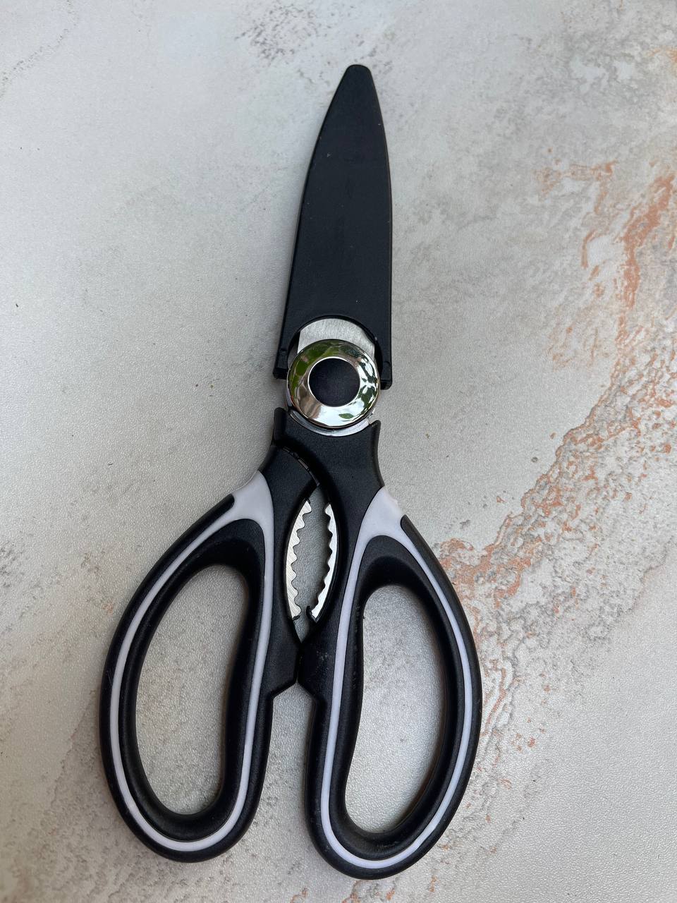 مقص مطبخ مستورد – أداء دقيق وسهولة في الاستخدام ✂️
