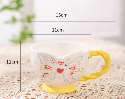 مج بورسلين بتصميم فراشة راقٍ وألوان فنية مميزة