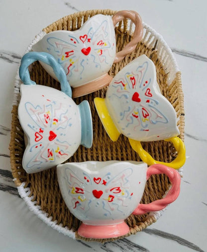 مج بورسلين بتصميم فراشة راقٍ وألوان فنية مميزة