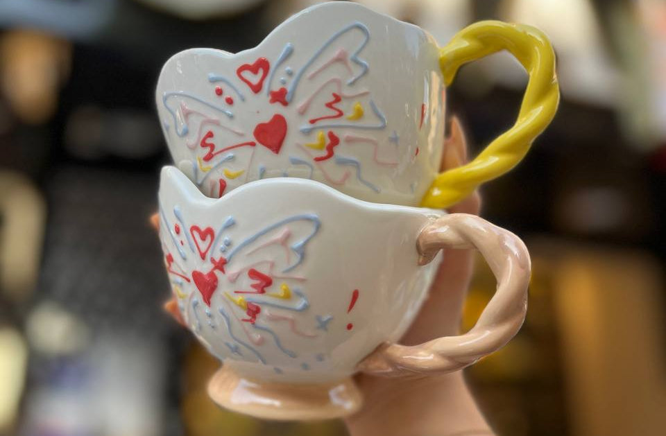 مج بورسلين بتصميم فراشة راقٍ وألوان فنية مميزة