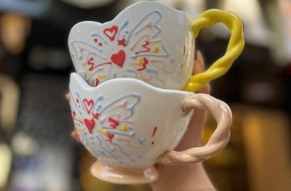 مج بورسلين بتصميم فراشة راقٍ وألوان فنية مميزة