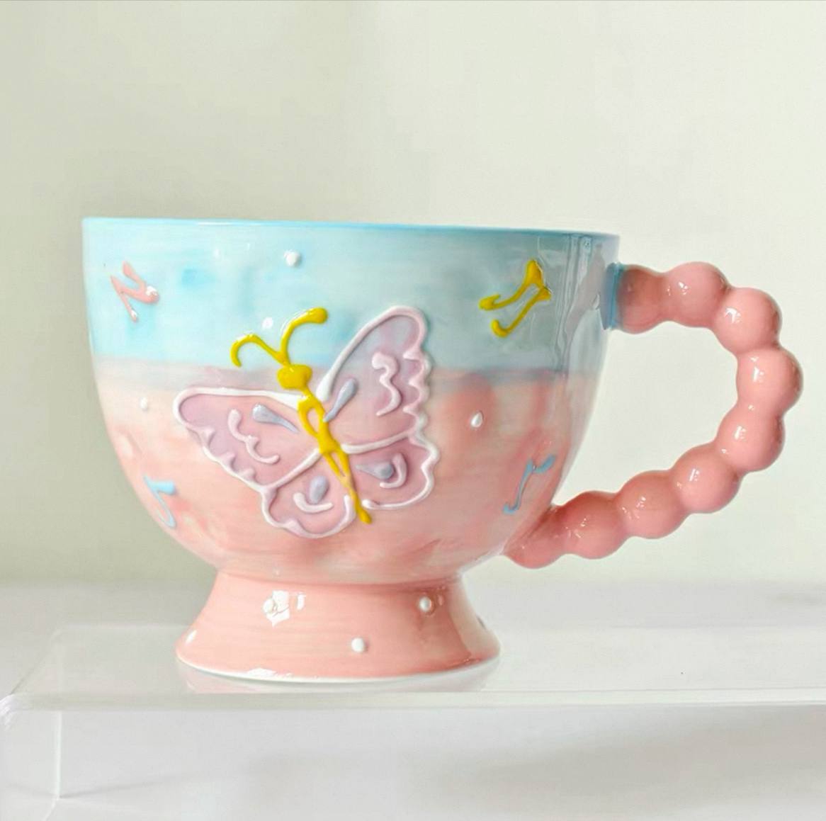 مج بورسلين كيوت بفراشة بارزة – لمسة أنوثة ورُقي في كل تفصيلة