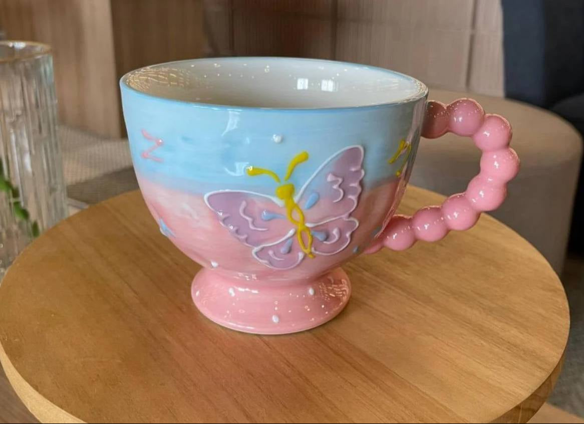 مج بورسلين كيوت بفراشة بارزة – لمسة أنوثة ورُقي في كل تفصيلة