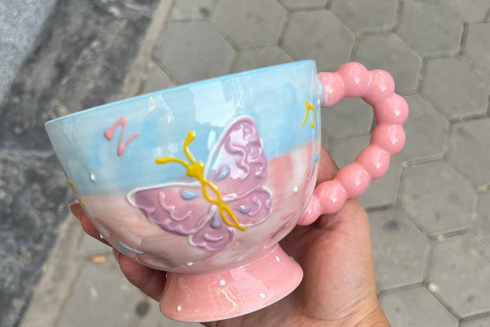 مج بورسلين كيوت بفراشة بارزة – لمسة أنوثة ورُقي في كل تفصيلة