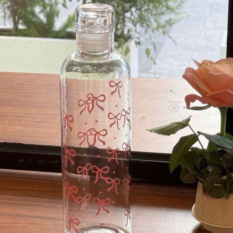 زجاجة مياه كريستال شكل فيونكه – أناقة وترطيب في كل لحظة