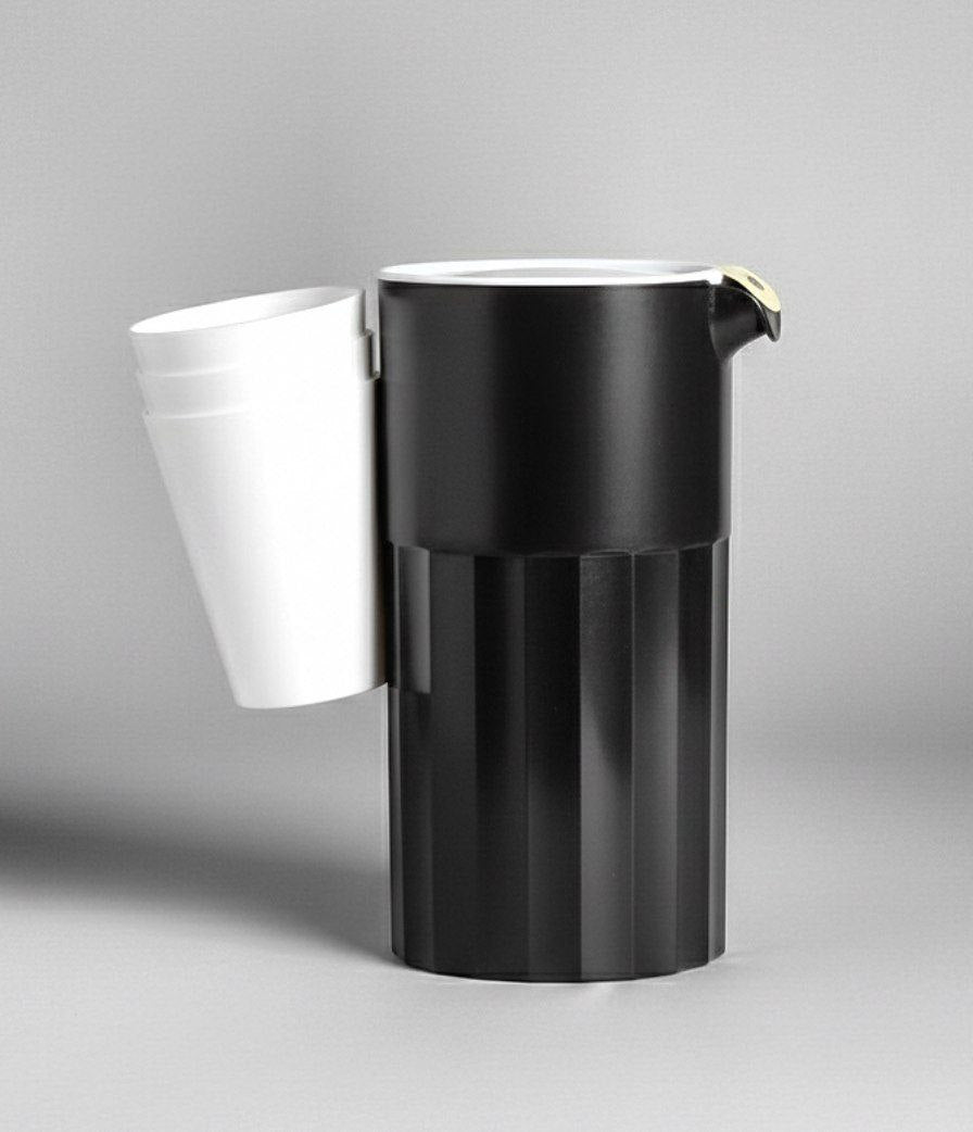 دورق مياه بلاستيك 2 لتر مع 3 أكواب – طقم عملي للاستخدام اليومي