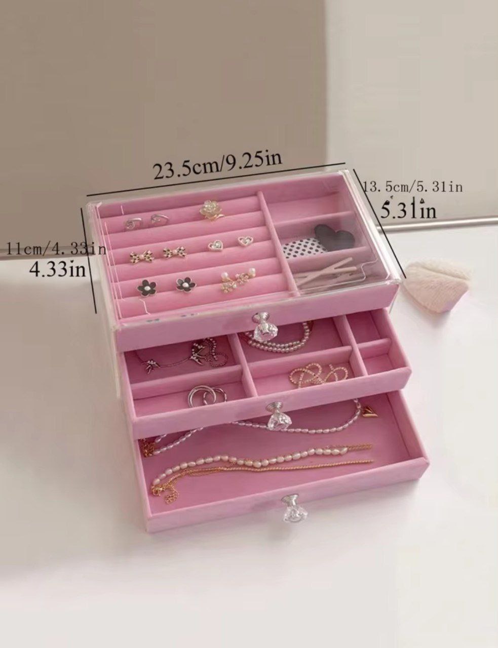 منظم إكسسوارات قطيفي 3 دور مع مقبض كريستال – تصميم شيك وعملي