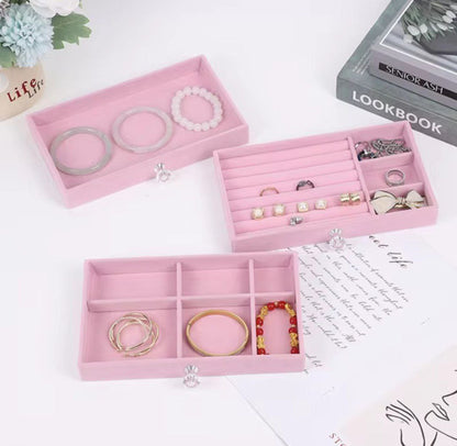 منظم إكسسوارات قطيفي 3 دور مع مقبض كريستال – تصميم شيك وعملي