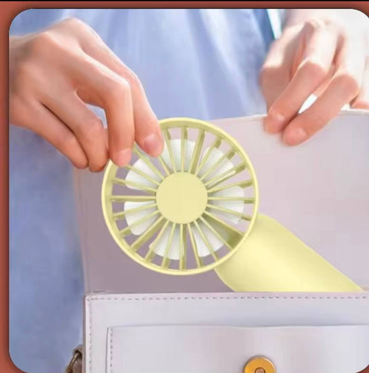 مروحة يدوية محمولة – الحل العملي لأيام الحر وانقطاع الكهرباء