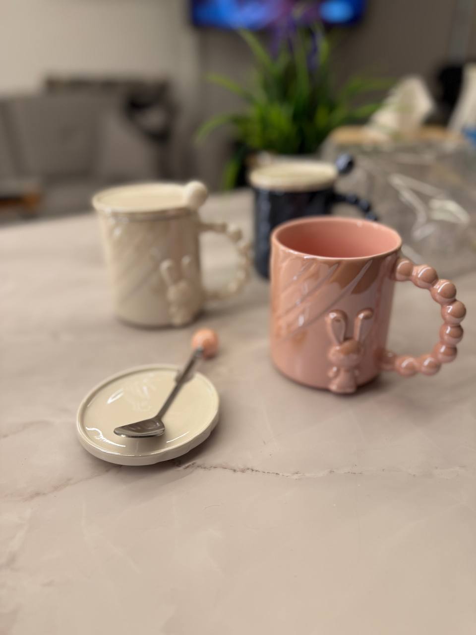 مج بورسلين حراري بغطاء ومعلقة – تصميم فاخر للاستخدام اليومي والهدايا