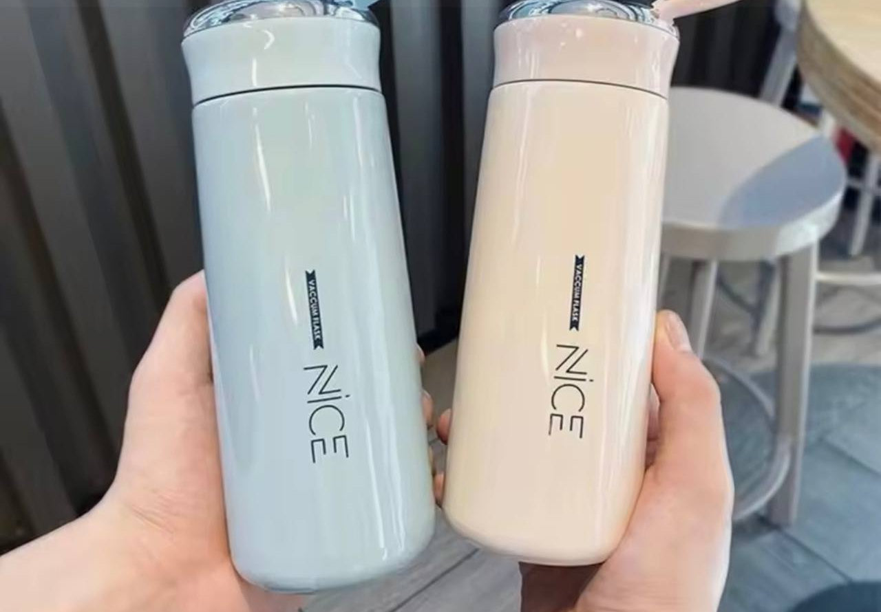 ترمس زجاج صحي بطبقة سيليكون للحماية – تصميم عملي بغطاء محكم وجودة عالية